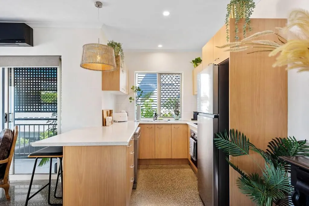 The Summer Home! 2Bed/2Bath/1Car/Balcony ~ Bulimba Brisbane Australia